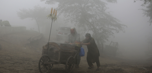 Druhé největší pákistánské město Láhaur zahalil smog.