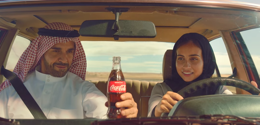 V reklamě na Coca-Colu učí otec svou dceru řídit auto.