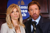 Chuck Norris s manželkou.