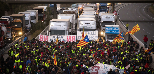 Protestující Katalánci blokují v rámci generální stávky dopravu na severu země.