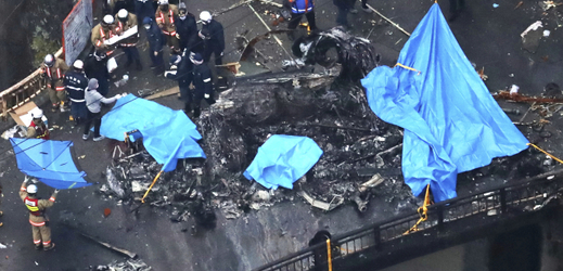 Havarovaná helikoptéra byla nalezena v plamenech v malé vesnici Ueno.