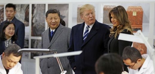 Čínský prezident Si Ťin-Pching, Donald Trump, Melanie Trumpová (zleva).