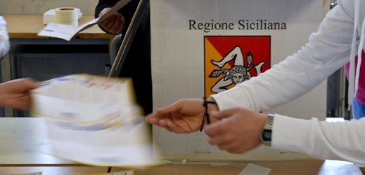 Záběr z průběhu sicilských voleb.