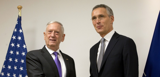 Vlevo ministr zahraničí USA James Mattis a generální tajemník NATO Jense Stoltenberg.