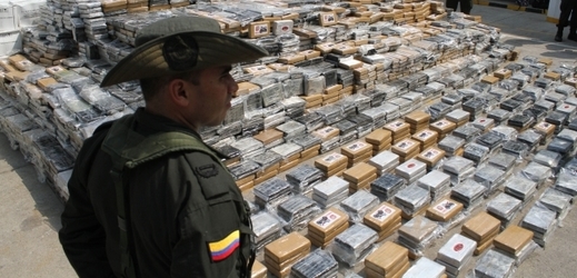 Kolumbijská policie střeží zabavený kokain (ilustrační foto). 