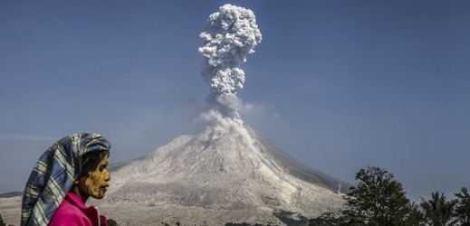 Aktivní sopka v Karo v Indonésii.