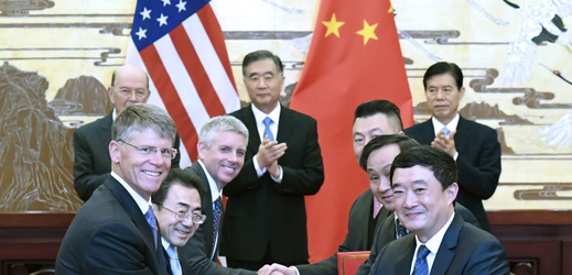 Americké a čínské společnosti podepsaly obchodní dohody. Zleva americký ministr obchodu Wilbur Ross, čínský vicepremiér Wang Yang a čínský ministr obchodu Zhong Shan během podpisu v Pekingu.
