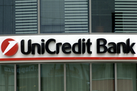 Logo a nápis banky UniCredit Bank.