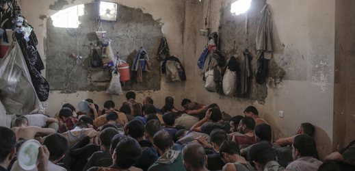 Zadržení bojovníci Islámského státu ve vězení v Mosulu.