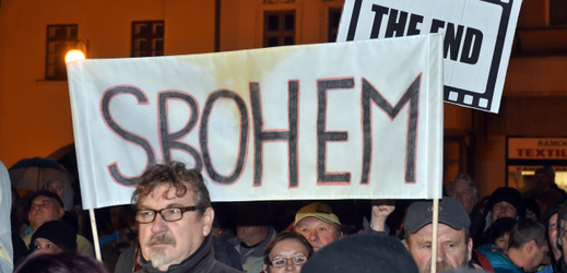 Protest proti prezidentovi Miloši Zemanovi, který se v rámci návštěvy Olomouckého kraje setkal s obyvateli Lipníka nad Bečvou.