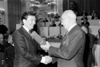 1985: Karel Gott prohlášen národním umělcem. Řečeno s Milanem Kunderou: „My pomůžeme vám, vy pomůžete nám…“