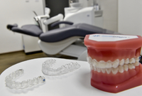 Velmi oblíbeným a pro pacienty efektivním a pohodlným řešením při rovnání zubů jsou průhledná snímatelná rovnátka.