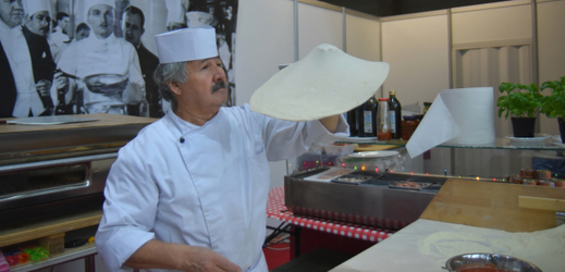 Italský pekař Elio Ungaro předvádí přípravu pizzy.