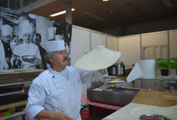 Italský pekař Elio Ungaro předvádí přípravu pizzy.