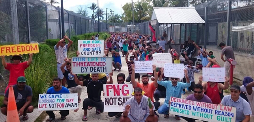 Protest na podporu uprchlíků před táborem na ostrově Manus.