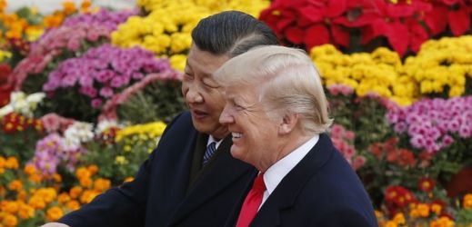 Čínský prezident Si Ťin-pching (vlevo) s americkým protějškem Donaldem Trumpem.