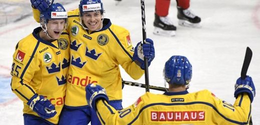 Švédové se radují z gólu do sítě Kanady. 