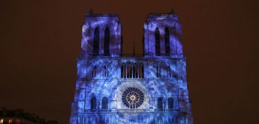 Pařížská katedrála Notre Dame nasvětlená k výročí ukončení první světové války.