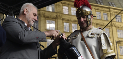 Hejtman Jihomoravského kraje Bohumil Šimek (vlevo) a herec Martin Sláma (vpravo) v roli sv. Martina při otevírání svatomartinského vína.