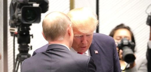 Americký prezident Donald Trump s jeho ruským protějškem Vladimirem Putinem.