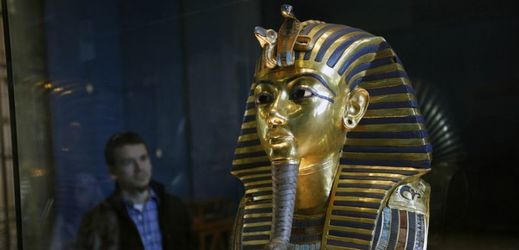 Zřejmě nejznámější posmrtná maska, Tutanchamonova pohřební maska.