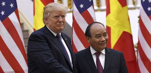 Donald Trump (vlevo) a vietnamský premiér Nguyen Xuan Phuc.