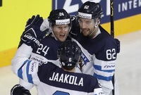 Hokejisté Finska se radují z výhry nad Kanadou. 