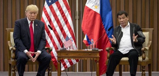 Donald Trump (vlevo) a filipínský prezident Rodrigo Duterte.