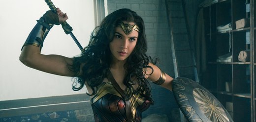 Gal Gadotová jako Wonder Woman ve stejnojmenném filmu.