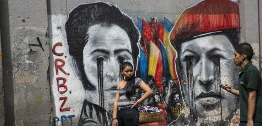 Graffiti na zdi v Caracasu, na kterém je vyobrazený Simón Bolívar (vlevo) a Hugo Chávez.