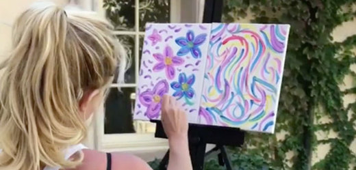 Britney Spears vydražila svou malbu květin.