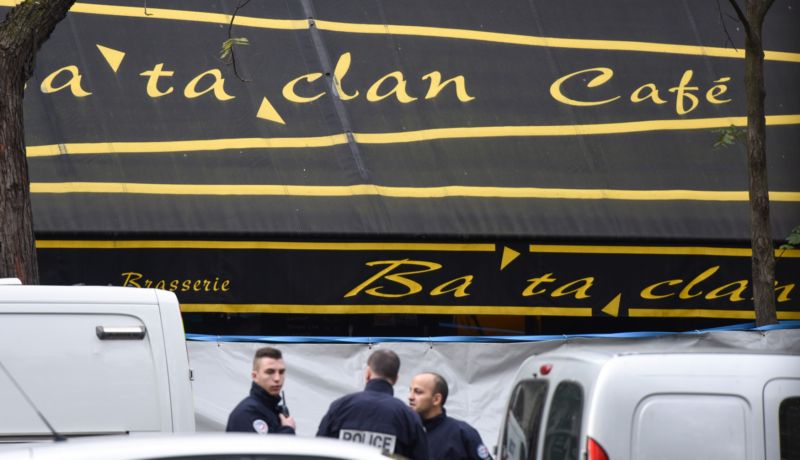V hudebním klubu Bataclan se odehrál nejkrvavější z útoků, při němž zahynulo na osm desítek lidí.