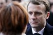 Emmanuel Macron uctívá pozůstalé po obětech teroristických útoků z roku 2015.