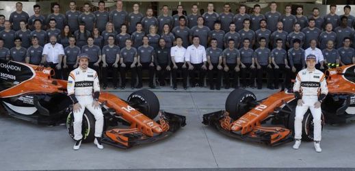 Jezdci stáje McLaren při týmovém focení. 