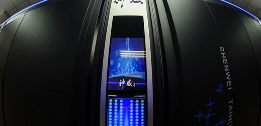 Čínský superpočítač Sunway TaihuLight (na snímku) s výkonem 93 petaflopů. Petaflop vyjadřuje biliardu početních úkonů za vteřinu.