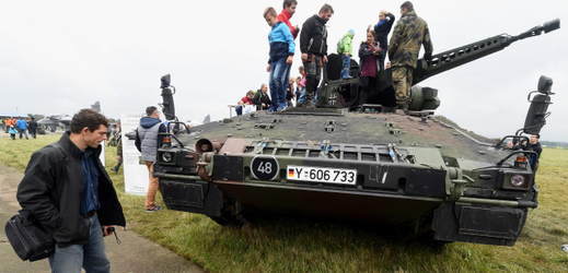 První den Dnů NATO a Dnů Vzdušných sil Armády ČR v Mošnově. Na snímku bojové vozidlo Puma.