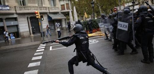 Zásah policie během katalánského referenda.