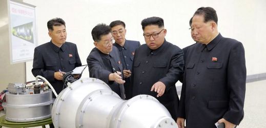 Severokorejský vůdce Kim Čong-un (druhý zprava).