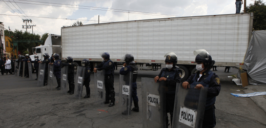 Příjezd policie na místo masakru v mexickém státě Tamaulipas.