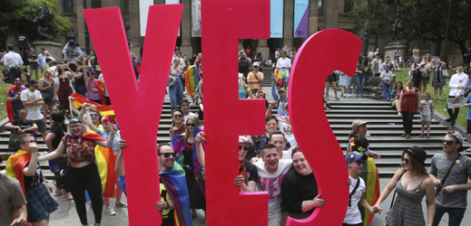 Austrálie: podpora manželství mezi homosexuály.