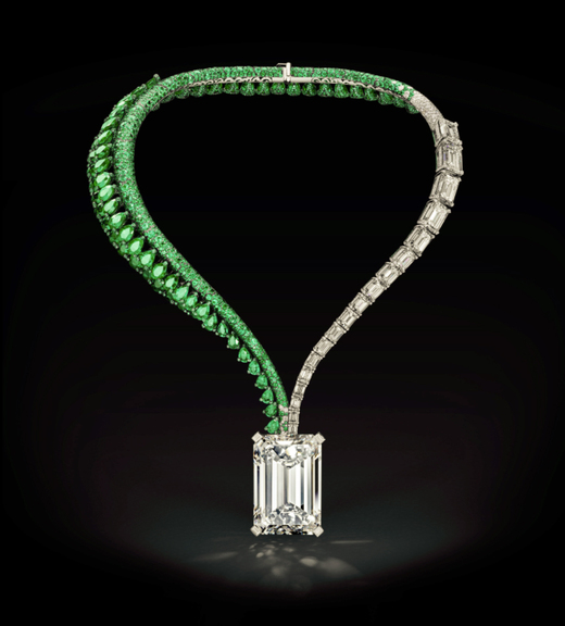 Diamant je zasazen do náhrdelníků s menšími diamanty a smaragdy.