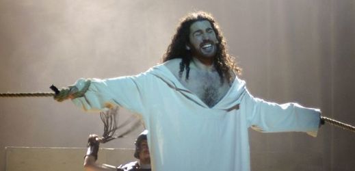 Zpěvák Dušan Vitázek v muzikálu Jesus Christ Superstar. 