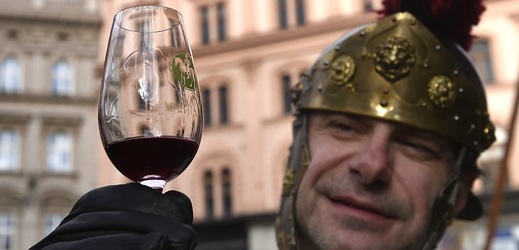 Sv. Martin i letos přivezl podle tradice první mladá vína.
