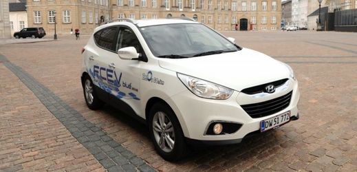 Značka Hyundai jako první na světě uvedla sériově vyráběný vůz s pohonem na vodíkové palivové články.