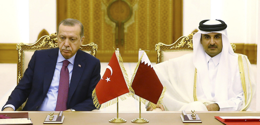 Turecký prezident Recep Tayyip Erdogan (vlevo) a emír Kataru Tamím ibn Hamad Al-Sání.