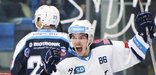 Hokejisté Plzně slaví branku proti Chomutovu ve 21. kole hokejové extraligy.