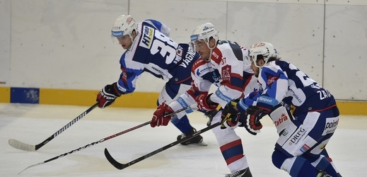 Hokejista Brna Martin Zaťovič v utkání proti Vítkovicím ve 21. kole hokejové extraligy. 