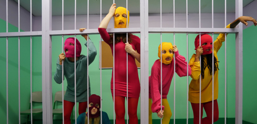 Ruská punková skupina Pussy Riot svědčí na výstavě v Londýně o vězeňských zážitcích dvou svých členek.