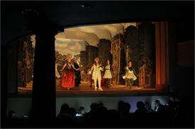 Státní zámek ve Valticích nabízí kulturní program ve všech zrekonstruovaných objektech zámeckého areálu. Jedním z nich je také replika barokního divadla. Snímek je z představení Das Orakel.