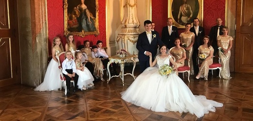 Svatební fotografie pořízené v okruhu Státního zámku ve Valticích, kde probíhají svatební obřady jak v zámecké barokní kapli, tak například ve francouzské zahradě či zrekonstruovaném barokním divadle.